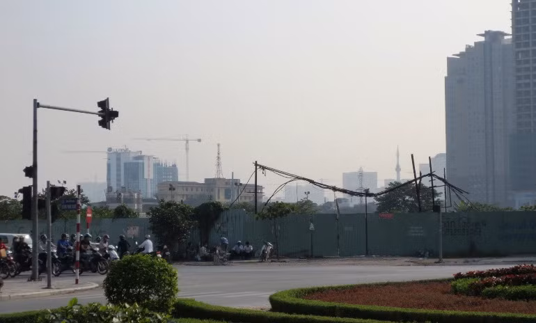 Khu đất "vàng" rộng hàng nghìn m2 nằm ở ngay ngã tư đường Hoàng Minh Giám - Trần Duy Hưng (đối diện siêu thị BigC) cũng bị bỏ hoang nhiều năm nay.