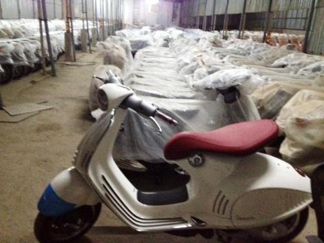 Vespa 946 trong kho của Piaggio Xuân Cầu.