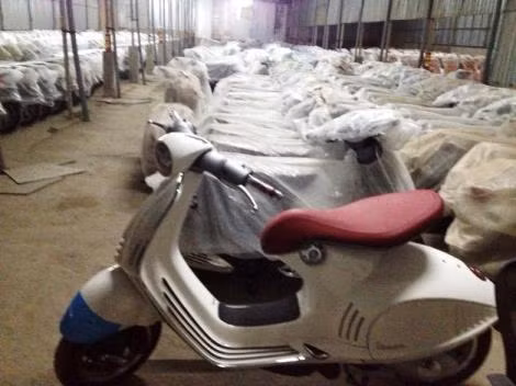 Vespa 946 trong kho của Piaggio Xuân Cầu.