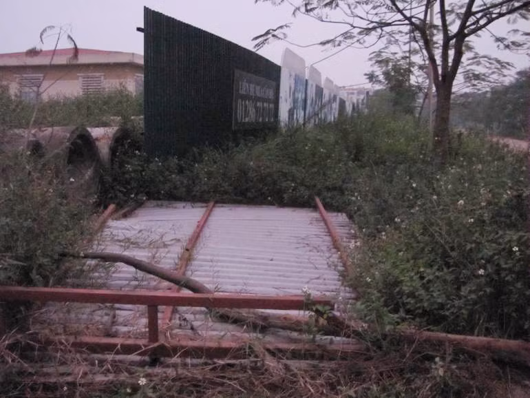 Cảnh đổ nát, hoang tàn của Opulent Paradise.