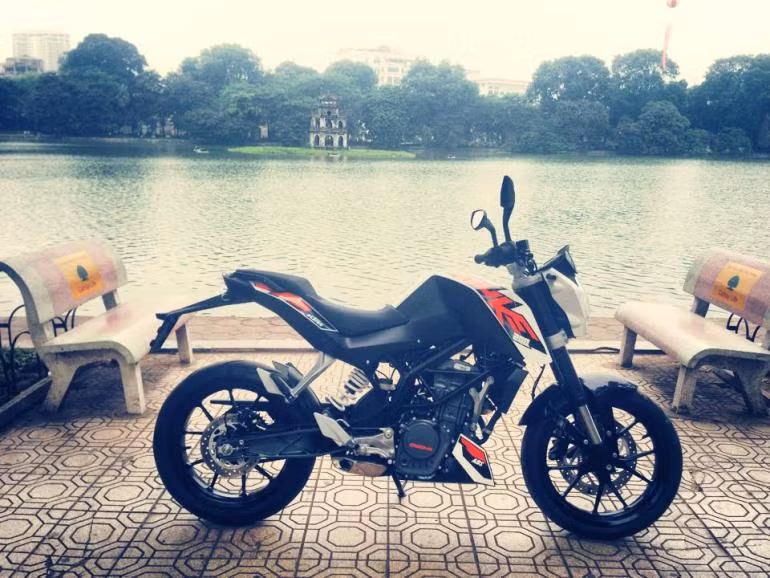 Duke 200 là chiếc xe mô tô có phân khối nhỏ thứ nhì của mình mà KTM phân phối chính thức ở Việt Nam sau chiếc Duke 125.