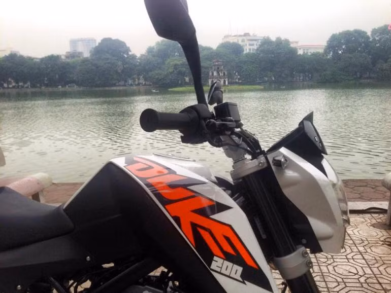 Cùng với Duke 125, Duke 200 được phân phối chính thức tại Việt Nam thông qua KTM Việt Nam.