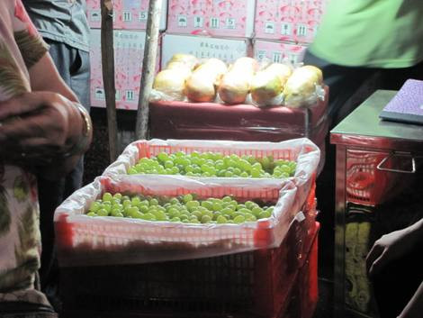 Nho xanh không hạt và nho đỏ Trung Quốc tại chợ đầu mối Long Biên. Ảnh: Nguyên Đan.