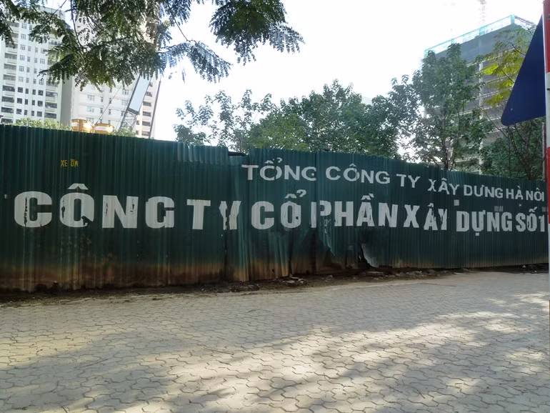 Được giao mảnh đất rộng hàng nghìn m2 ngay trên mặt đường Lê Văn Lương nhưng đơn vị này để hoang hóa nhiều năm không triển khai dự án.