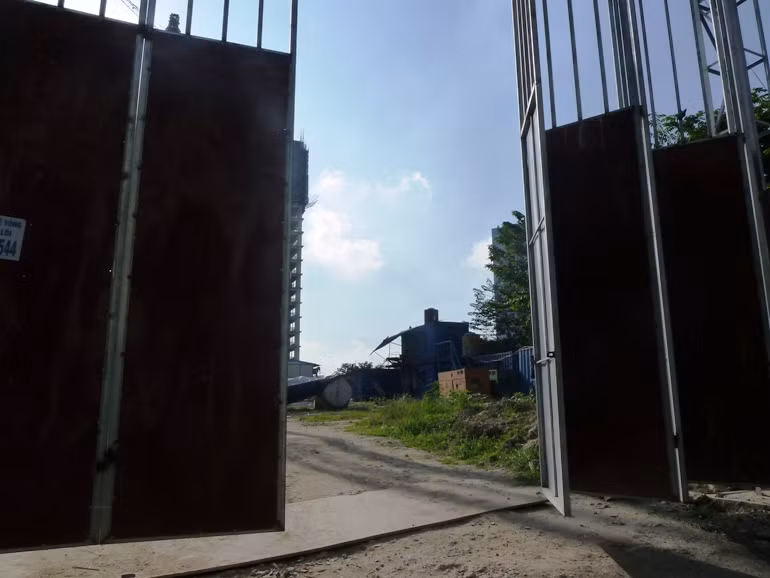 "Nuôi" cỏ dại bên trong công trình.