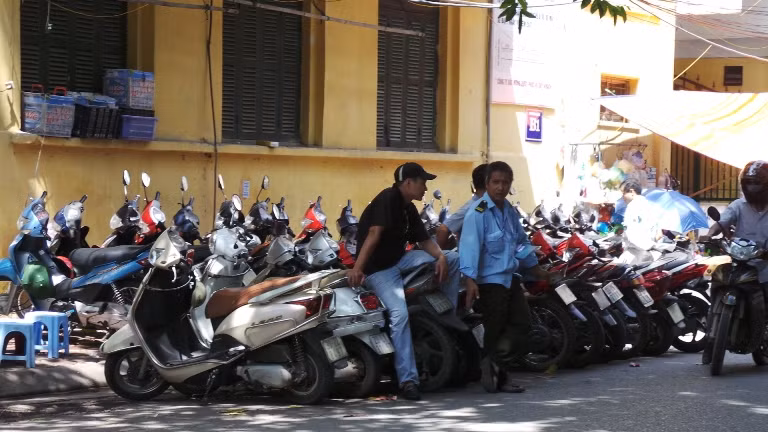 Khách tới đông, khu vực để xe của các tiềm vàng chật kín, các bãi xe quanh khu vực cửa hàng Bảo Tín Minh Châu, Phú Qúy được dịp "hốt bạc", thu 10.000 đồng/xe.