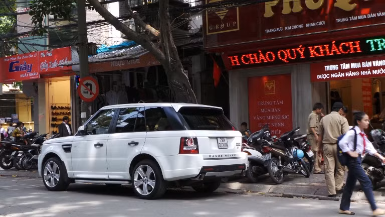 "Đại gia" lái ô tô "xịn" đến mua vàng