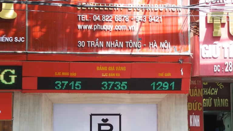 Lúc 10h30 sáng nay, giá vàng SJC tại Phú Qúy niêm yết ở mức 37,15 triệu đồng/lượng mua vào và 37,35 triệu đồng/lượng bán ra.