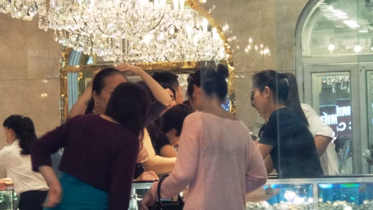 Bên trong cửa hàng Phú Qúy, người dân chen nhau.