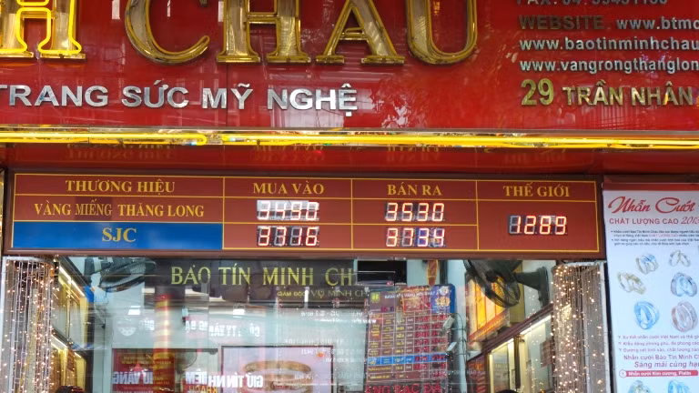 Tại Bảo Tín Minh Châu, mức niêm yết có thấp hơn nhưng không đáng kể, 37,16 triệu đồng và 37,34 triệu đồng chiều mua vào - bán ra.