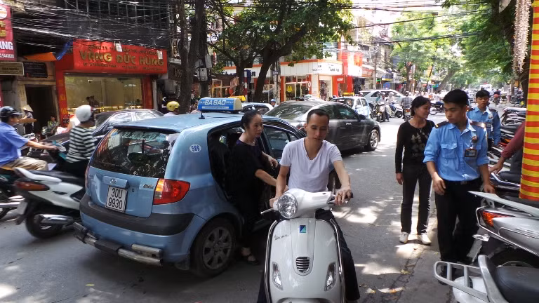 Đi taxi tới mua vàng