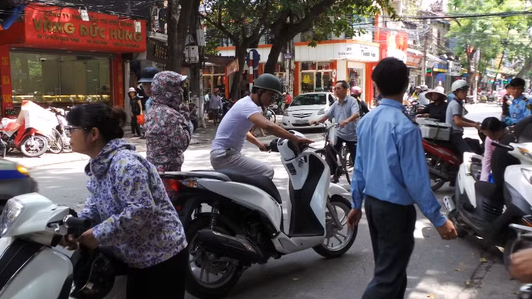 Phía đối diện, cửu hàng Bảo Tín Minh Châu cũng đón lượng khách tăng đột biến.