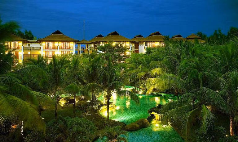 Furama Resort Đà Nẵng là một trong những khu resort 5 sao đầu tiên của Việt Nam, có tiếng tăm trên toàn thế giới.