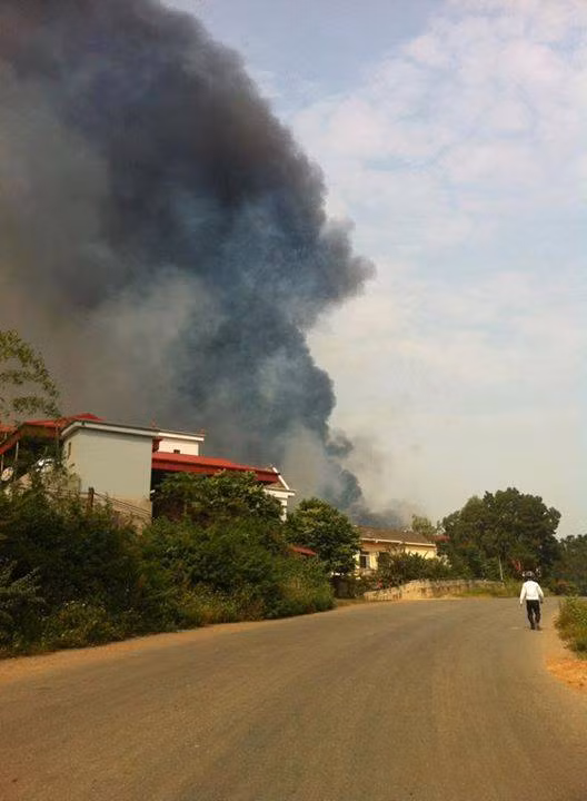Khói bốc cao nghi ngút.