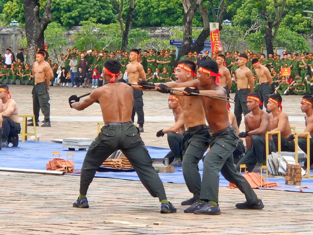 Man nhan cac man dien tap chong khung bo cua luc luong cong an-Hinh-21