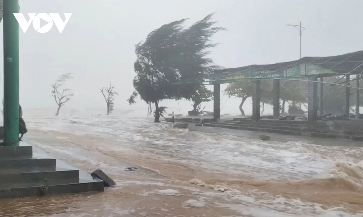 Mua to, song lon gay ngap duong va khu dan cu Thua Thien Hue
