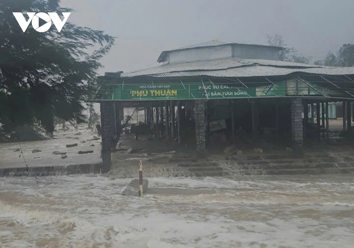 Mua to, song lon gay ngap duong va khu dan cu Thua Thien Hue-Hinh-2
