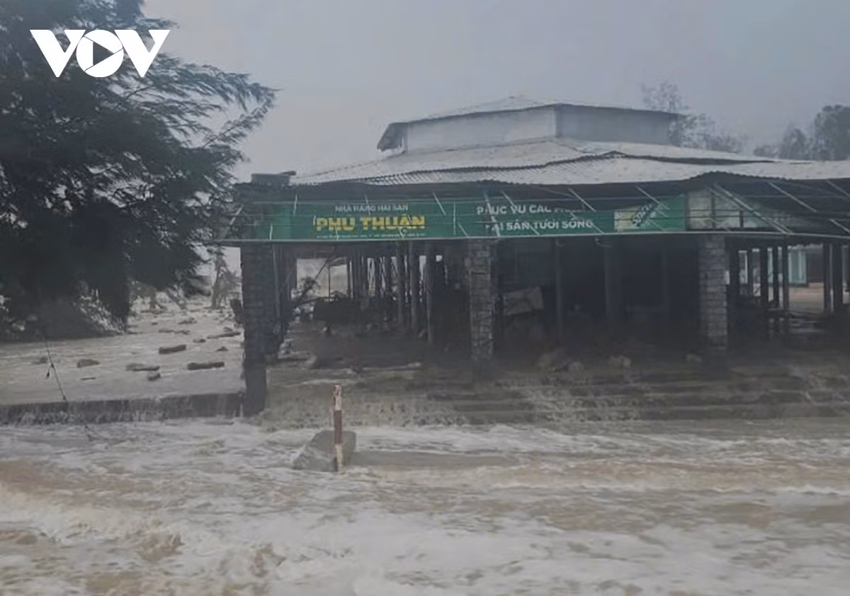 Mưa to, sóng lớn gây ngập đường và khu dân cư Thừa Thiên Huế - Hình 2 Mua to, song lon gay ngap duong va khu dan cu Thua Thien Hue-Hinh-2