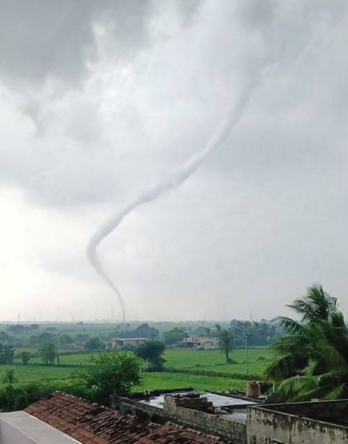 Loc xoay nhu con ran tren bau troi An Do