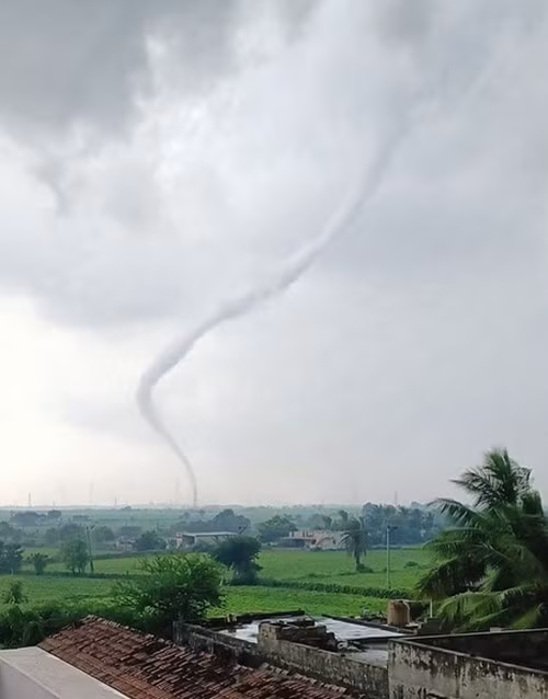 Loc xoay nhu con ran tren bau troi An Do