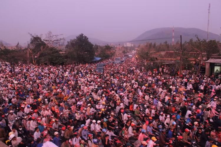 Dòng xe kẹt cứng trên đường vào Vũng Chùa-Đảo Yến...