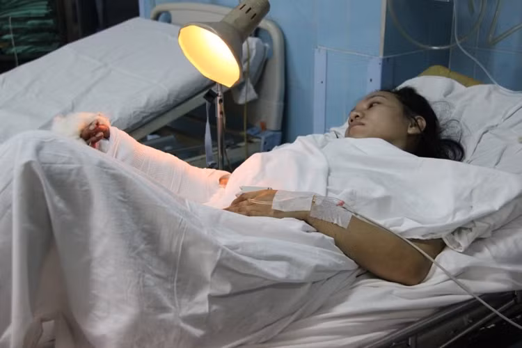 Nạn nhân nhanh chóng được đưa đi cấp cứu với tỉ lệ thương tật 47%. Ngay trong đêm, lực lượng Công an đã bắt gọn toàn bộ băng cướp cùng những đối tượng liên quan