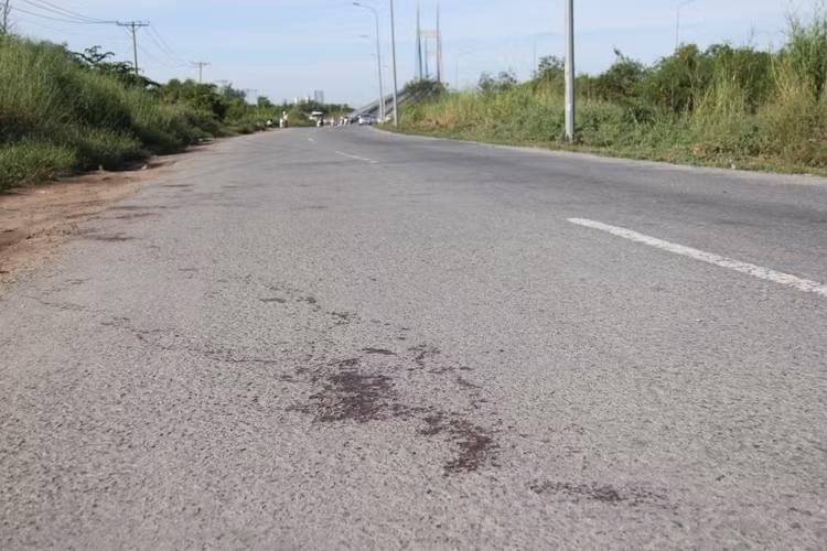 Khi phát hiện chị Thúy, tên Luông ép xe và đối tượng Trúc dùng mã tấu chặt tay nạn nhân để cướp chiếc SH. Tuy nhiên do xe không chạy được và người dân truy hô nên cả bọn cướp chiếc túi xách của chị Thúy và tẩu thoát