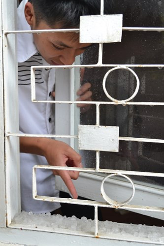  Sau cơn mưa, những viên đá vẫn còn đọng lại trên cửa sổ nhà dân.