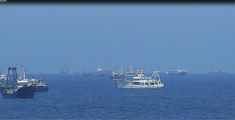 Trung Quốc huy động nhiều tàu cá vỏ sắt bao quanh giàn khoan trái phép.