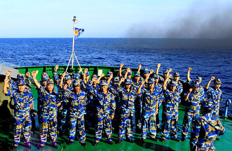 Lễ chào cờ trên tàu CSB 8003 ngày 19/5, tại khu vực vùng biển Hoàng Sa của Việt Nam.