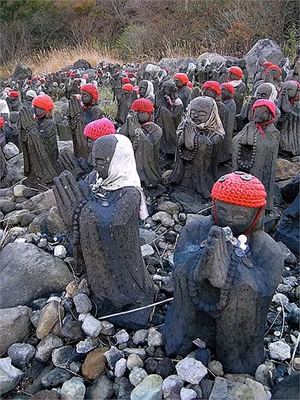 Người ta cũng đặt cả tiền lẻ trước những bức tượng để cầu xin may mắn, tài lộc cho bản thân.