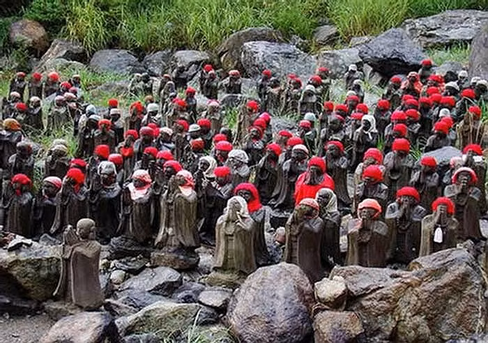 Tượng thần Jizo cũng là thần tượng phổ biến nhất, có thể gặp ở khắp mọi nơi trên đất nước Nhật Bản.
