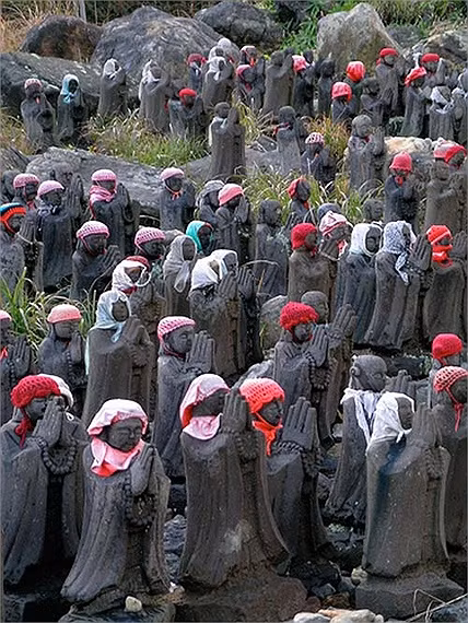Do đó những bức tượng của thần Jizo cũng thường được trang trí với quần áo hoặc yếm của trẻ em.