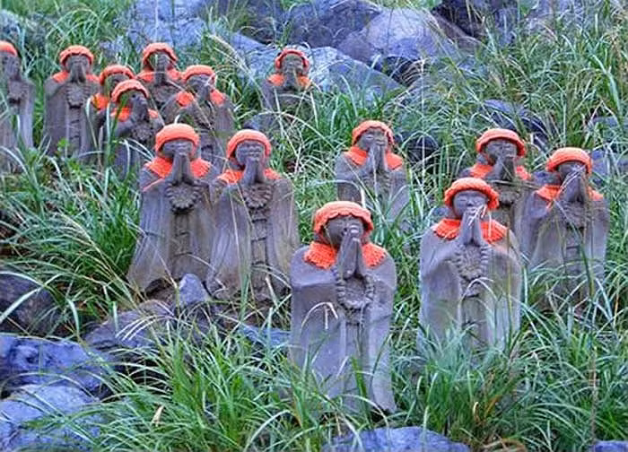 Tại những sườn núi cằn cỗi của ngọn núi lửa Chausudake thuộc tỉnh Tochigi có hàng trăm bức tượng thần Jizo đứng bên nhau, tạo thành một đội quân ma quái.