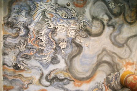 Trong trường hợp này, năng lượng toàn âm tạo ra sự mất cân bằng. Nếu toàn bộ những trang trí của ngôi nhà phản ánh quá nhiều năng lượng âm sẽ khiến người phụ nữ trong gia đình khó khăn trong việc tìm kiếm tình yêu và người bạn đời của mình.