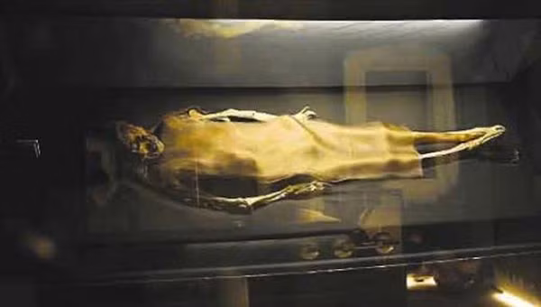 2. Di tích khảo cổ El Brujo, Trujillo, Peru: Cách thủ đô Lima của Peru 435 dặm về phía Bắc, các nhà khảo cổ đã đào được một xác ướp phụ nữ có hình xăm trên cơ thể. Xác ướp này được đặt tên là Lady of Cao, theo tên của ngọn đền Huaca Cao Viejo gần đó. Thi thể này được ướp cách đây 1.700 năm và là một hiện vật quan trọng trong quá trình nghiên cứu về các kỹ thuật ướp xác cổ xưa ở vùng Nam Mỹ.