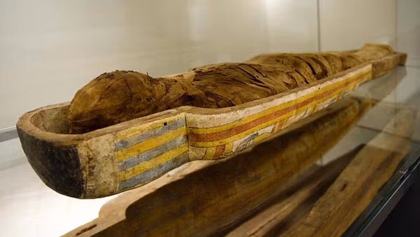 3. Bảo tàng khảo cổ Nam Tyrol, Bolzano, Italy: Năm 1991, khi đang leo dọc núi Tyrol, Italy, một nhóm người Đức đã phát hiện ra một xác người bị vùi trong đá lạnh. Xác ướp ngẫu nhiên này được đặt tên là Otzi, bị một mũi tên đâm trúng vai và vô tình được ướp lạnh trong băng tuyết đỉnh núi suốt 5.300 năm. Ngày nay, xác ướp này được đặt trong bảo tàng khảo cổ Nam Tyrol ở tỉnh Bolzano, Italy.