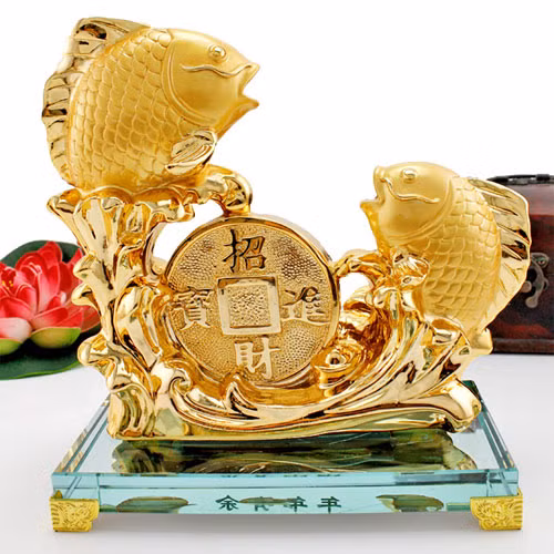 1. Cá chép: Cá chép được coi như một biểu tượng cực kỳ may mắn. Nên nếu nhà có trẻ nhỏ bắt đầu đi học, nên tìm mua một con Cá Chép phong thủy bằng ngọc hoặc đồng để cầu may mắn thuận lợi cho bé trong con đường học hành, thi cử.