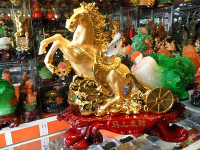 Ngoài ra, chúng ta cũng thường nhìn thấy biểu tượng Ngựa kéo của cải. Với biểu tượng này, Ngựa sẽ đem của cải về nhà, tiền của vào như nước. Vì vậy, nên đặt Ngựa kéo của cải ở phòng khách, bàn làm việc và chú ý quay đầu ngựa vào phía trong nhà. Nhiều người cũng quan niệm bày ngựa phong thủy trên bàn làm việc, bàn học hoặc tại vị trí của huyệt tài vị trong nhà, hướng đầu ngựa ra cửa chính hoặc cửa sổ sẽ đem lại Đại Cát.