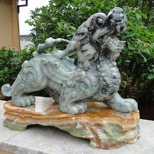 7. Tỳ Hưu: Theo truyền thuyết, Tỳ hưu là một loại thú có sừng, có bờm uốn cong rất dài nên còn có tên gọi là “Hươu Trời”, hai cái sừng của nó có tác dụng “trừ tà”, về sau có xu hướng phát triển thành con thú một sừng. Doanh nhân thường chọn đặt Tỳ Hưu trên bàn làm việc, hoặc ở các huyệt tài lộc trong công ty và phải hướng đầu ra cửa chính hoặc cửa sổ để cầu mong mọi sự như ý.