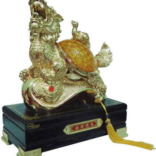 6. Rùa đầu Rồng: Rùa đầu rồng là con vật linh thiêng đứng trong bộ Tứ Linh là Long, Phượng, Hổ, Rùa. Con vật này rất có tác dụng trong việc giải trừ vận hạn trong các năm có vận 8, đặc biệt làm giảm thiểu đáng kể những điều không may mắn hoặc không thuận lợi về hướng nhà hoặc hướng công sở, bàn làm việc của bạn.