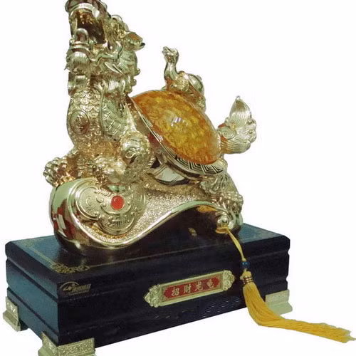 6. Rùa đầu Rồng: Rùa đầu rồng là con vật linh thiêng đứng trong bộ Tứ Linh là Long, Phượng, Hổ, Rùa. Con vật này rất có tác dụng trong việc giải trừ vận hạn trong các năm có vận 8, đặc biệt làm giảm thiểu đáng kể những điều không may mắn hoặc không thuận lợi về hướng nhà hoặc hướng công sở, bàn làm việc của bạn.