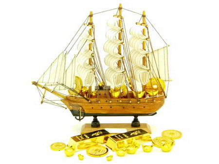 Trong phong thủy, thuyền buồm lộng gió chở đầy vàng đến cho bạn được xem là thuận lợi nhất. Do đó, bạn có thể mua thuyền buồm rồi chất đầy trong lòng thuyền những nén vàng và tiền xu cổ Trung Quốc, sau đó đặt vào những vị trí như đã nêu trên.