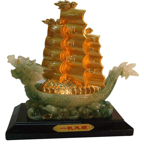5. Thuyền buồm: Theo phong thủy, thuyền buồm được xem là biểu tượng của thành công trong kinh doanh. Bởi vì nó tượng trưng cho Gió (một trong hai yếu tố quan trọng nhất của Phong Thủy – gió, nước), mang lại nhiều cuộc giao dịch kinh doanh tốt đẹp và thu được nhiều lợi nhuận. Sau biểu tượng rồng, hình ảnh thuyền buồm là biểu tượng được giới doanh nhân Trung Quốc ưa chuộng nhất.