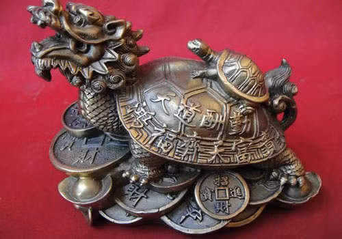 Rùa bằng đồng mang hành kim nên có tác dụng hoá giải rất mạnh tác hại của các sao Nhị Hắc, Ngũ Hoàng. Đặt trong phòng khách, trên bàn làm việc hoặc sau lưng nơi ngồi làm việc.