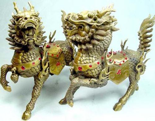 2. Kỳ Lân: Theo thần thoại Trung Quốc, kỳ lân đôi khi còn được gọi là long mã. Kỳ lân là linh vật của điềm lành, thịnh vượng, thành công, trường thọ, con cháu vinh hiển và niềm vui.