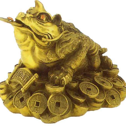 8. Cóc vàng ba chân: Cóc vàng có 3 chân là biểu tượng của tài lộc và điềm lành, là vật phẩm của sự may mắn trong công việc làm ăn, và là biểu tượng dùng để biến hung thành cát trong công việc. Cóc vàng ba chân thường được bày trên bàn làm việc của doanh nhân, hoặc trong phòng khách, văn phòng, trên bàn thờ Thần Tài và trên két bạc để vượng tài lộc.