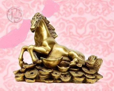 Một trong những biểu tượng Ngựa Phong Thủy thường thấy là hình ảnh Ngựa phi nước đại (hay “Lộc Mã”). Biểu tượng này tượng trưng cho sự phát đạt trong kinh doanh, sự nhanh nhạy và tăng tiến trong tiền tài. Ngựa phi nước đại còn hàm ý về sự đi xa, nên rất thích hợp cho những người hay đi công tác lâu ngày hoặc bôn ba đây đó. Đây là một vật khí không thể thiếu cho những doanh nhân thường xuyên đi xa. Trong trường hợp này, nên đặt ngựa ở hướng Tây, Tây Bắc hoặc Đông Bắc để tăng cường cát khí cho các sao tốt ở các hướng này.