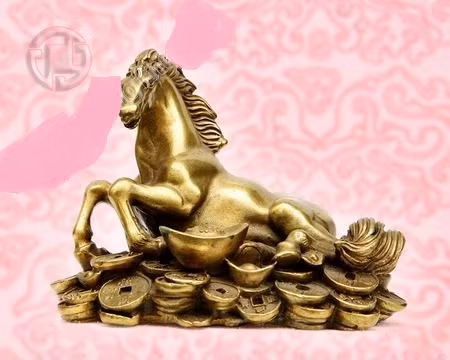 Một trong những biểu tượng Ngựa Phong Thủy thường thấy là hình ảnh Ngựa phi nước đại (hay “Lộc Mã”). Biểu tượng này tượng trưng cho sự phát đạt trong kinh doanh, sự nhanh nhạy và tăng tiến trong tiền tài. Ngựa phi nước đại còn hàm ý về sự đi xa, nên rất thích hợp cho những người hay đi công tác lâu ngày hoặc bôn ba đây đó. Đây là một vật khí không thể thiếu cho những doanh nhân thường xuyên đi xa. Trong trường hợp này, nên đặt ngựa ở hướng Tây, Tây Bắc hoặc Đông Bắc để tăng cường cát khí cho các sao tốt ở các hướng này.