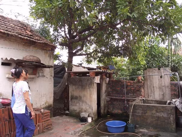 Thành giếng cổ Giao San còn nguyên vẹn với những phiến đá xanh, hàng chữ Hán hiện lên khá rõ nét sau khi tưới nước giếng lên: Hồng Đức nhị thập thất niên Canh Tuất nguyệt thập ngũ nhật (ngày 15 tháng 10 năm Canh Tuất, niên hiệu Hồng Đức năm thứ 27), được cho là năm làm giếng. Năm tháng có qua đi, nhiều giếng cổ hiện nay nằm ngay bên đường đi hoặc trong sân của nhà dân, nhưng vẫn giữ nguyên được màu nước trong văn vắt và những câu chuyện kỳ bí người làng truyền tai nhau hàng thế kỷ.